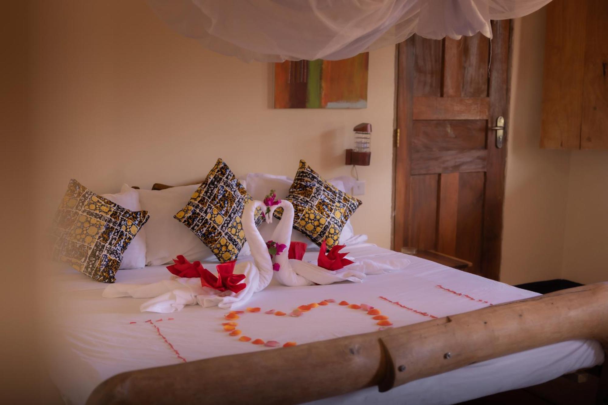 Lake Natron Maasai Giraffe Eco Lodge And Camping Mtowabaga Exterior photo