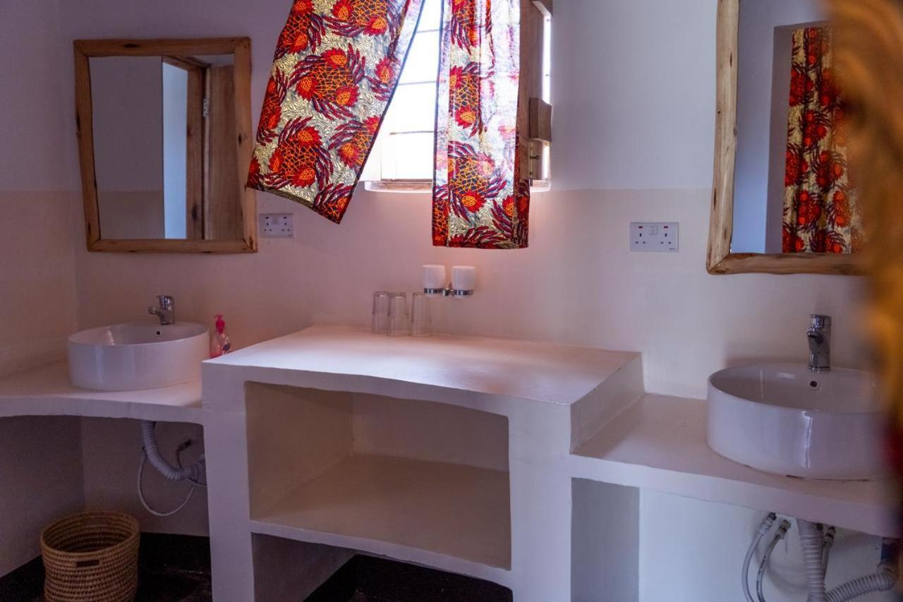 Lake Natron Maasai Giraffe Eco Lodge And Camping Mtowabaga Exterior photo